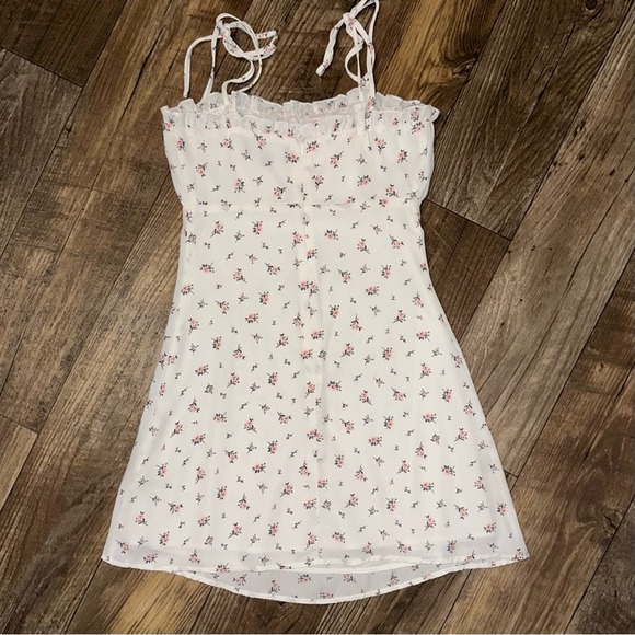 SOLD 💕Lulu’s Be A Wildflower Tie Strap Floral Mini Dress - Picture 12 of 16